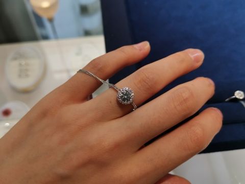 【BIJOUPIKO(ビジュピコ)の口コミ】 センターダイヤモンドを小さなダイヤモンドが囲んでいてとても華やかに見…