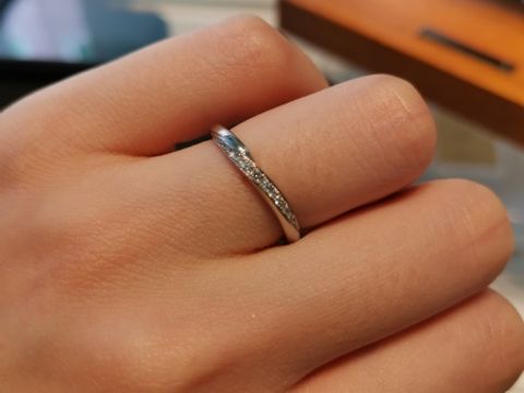 【銀座ダイヤモンドシライシの口コミ】 指輪のデザインが流れるようにダイヤモンドが付いている所がとても素敵で…
