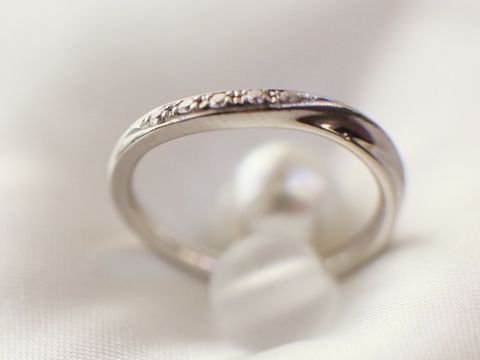 【ラザール ダイヤモンド(LAZARE DIAMOND)の口コミ】 手がキレイに見える少しアシンメトリーなデザインで探していたところ、こ…