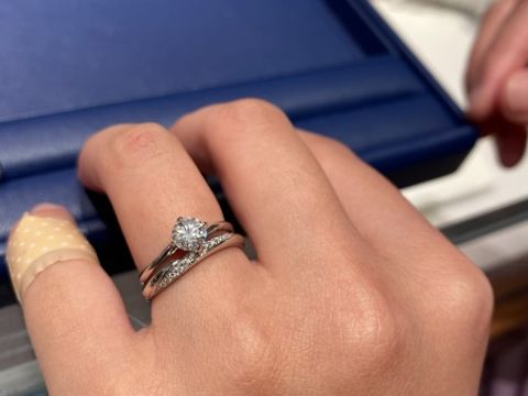 【銀座ダイヤモンドシライシの口コミ】 彼女の方は最初はいくつも出してもらいダイヤが一周してるものを検討して…