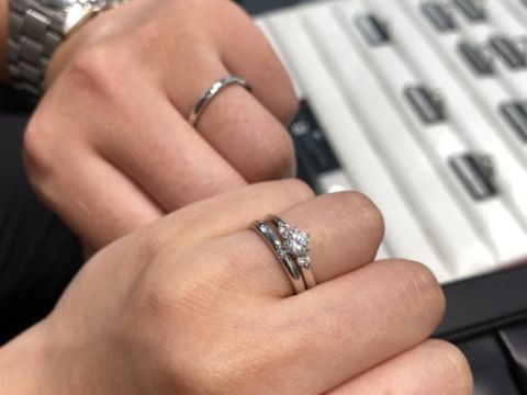 【ラザール ダイヤモンド(LAZARE DIAMOND)の口コミ】 つけ心地がよく、内甲丸が手によく馴染むので気に入りました。様々な指輪…