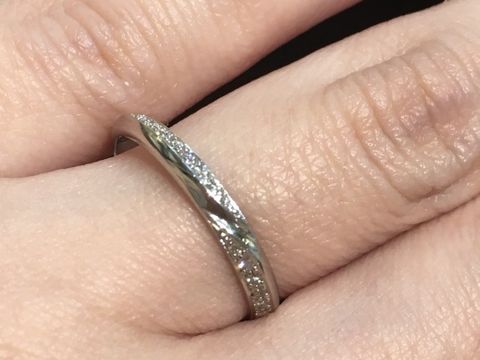 【ROCCA(ロッカ)の口コミ】 ストレートラインの飽きのこないデザインで、ダイヤモンドをどの角度から…