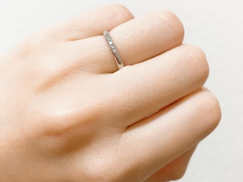 【銀座ダイヤモンドシライシの口コミ】 いろいろな店で似たデザインのものを試着しましたが、こちらの指輪が1番し…