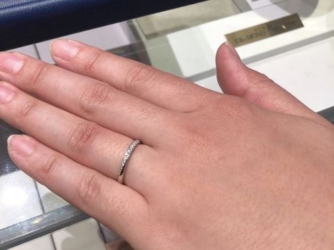 【銀座ダイヤモンドシライシの口コミ】 定番の形の某婚約指輪にベストマッチしたデザインでした。ストレートのリ…