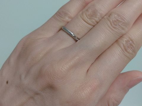【銀座ダイヤモンドシライシの口コミ】 シンプル過ぎないデザイン、付け心地ともお互いに気に入り、ブルーミンに…