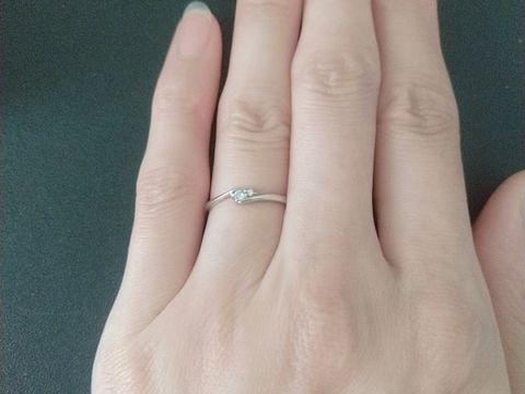【アクセサリーPePe(ペペ)の口コミ】 気軽に普段使いが可能な婚約指輪を検討していました。
シンプルな細身のデ…