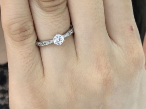 【ラザール ダイヤモンド(LAZARE DIAMOND)の口コミ】 サイドにもダイヤモンドがあしらわれていて、ゴージャスなデザインです。…