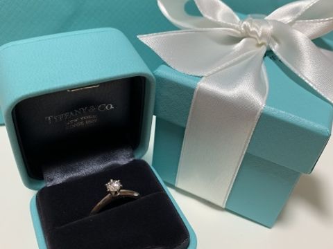 【ティファニー(Tiffany & Co.)の口コミ】 最初はエタニティと迷っていましたが、やっぱり一粒ダイヤの指輪は婚約時…