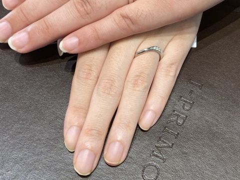 【アイプリモ(I-PRIMO)の口コミ】 指が長く見えるデザインで婚約指輪の一粒ダイヤモンドとも相性が良かった…