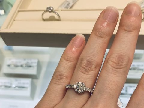 【Ponte Vecchio(ポンテヴェキオ)の口コミ】 購入予定の金額で選べる指輪を試着させてもらいました。アームも、ダイヤ…