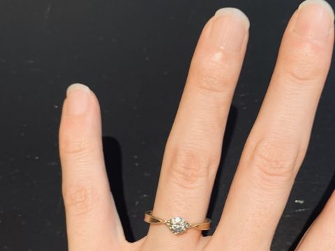 【Bizoux(ビズー)の口コミ】 両脇のメレダイヤが小粒で、センターダイヤに近いデザインのため、センタ…