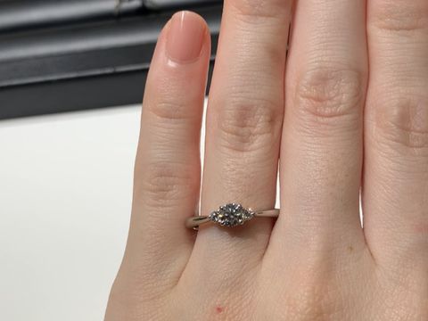 【ラザール ダイヤモンド(LAZARE DIAMOND)の口コミ】 両脇のメレダイヤモンドが、センターダイヤモンドを大きく、際立たせるデ…