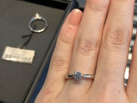 【エクセルコダイヤモンド(EXELCO DIAMOND)の口コミ】 台座にメレダイヤがセットしてあり、その上にメインのダイヤがセッティン…