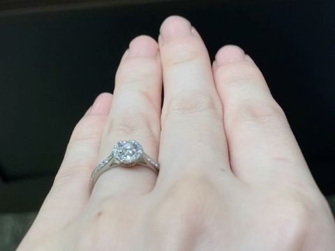 【ラザール ダイヤモンド(LAZARE DIAMOND)の口コミ】 メレダイヤがセンターダイヤを囲んだデザインで、誰がみてもインパクトの…