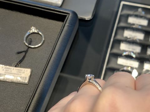 【エクセルコダイヤモンド(EXELCO DIAMOND)の口コミ】 メレダイヤが斜めにセッティングされており、センターダイヤの下にも敷き…