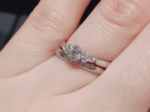 【銀座ダイヤモンドシライシの口コミ】 サイドにあるダイヤモンドが真ん中のダイヤモンドをより綺麗に見せてくれ…