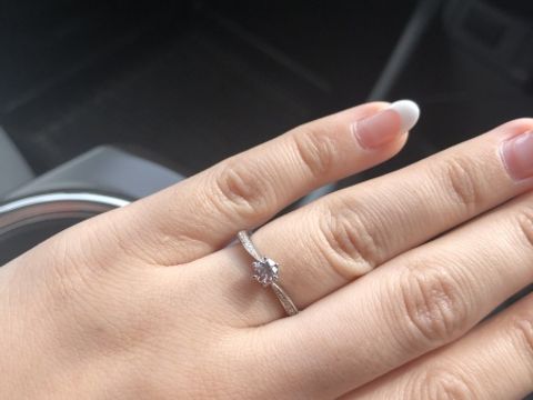 【4℃ BRIDAL(ヨンドシーブライダル)の口コミ】 クリスマスに旦那さんが私に内緒で購入してくれていました。
店舗が近くに…