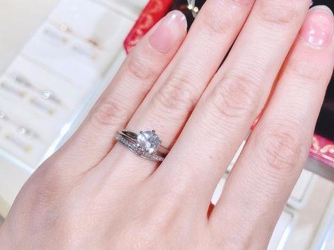 【カルティエ(Cartier)の口コミ】 ハーフエタニティで湾曲しているデザインが気に入り、婚約指輪と相性もよ…