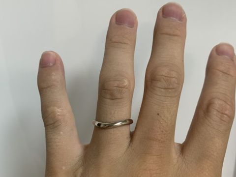 【銀座ダイヤモンドシライシの口コミ】 自分の指に合うものをベースに指輪を探していた。まっすぐな指輪をイメー…