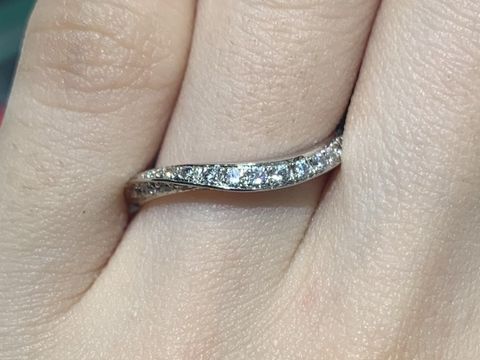 【ラザール ダイヤモンド(LAZARE DIAMOND)の口コミ】 どの角度から見てもダイヤモンドが見え、キラキラと光るのでとても豪華だ…