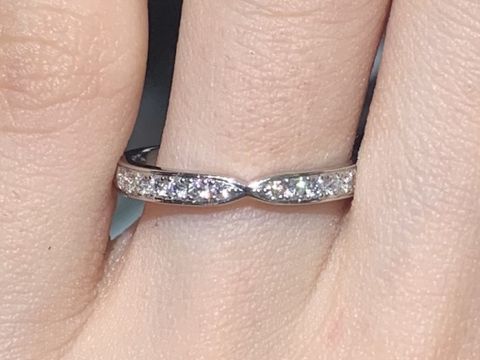 【ラザール ダイヤモンド(LAZARE DIAMOND)の口コミ】 真ん中がくびれているので、指が長く見えて良いなと思いました。
比較的細…