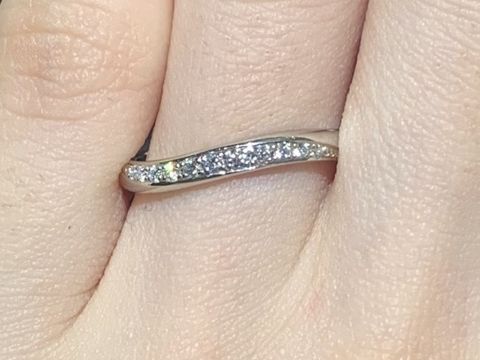 【ラザール ダイヤモンド(LAZARE DIAMOND)の口コミ】 ハーフエタニティの物だと中指と小指にダイヤモンドが当たってしまうこと…