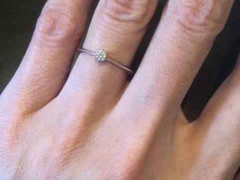 【メデルジュエリー(Mederu jewelry)の口コミ】 シンプルで、「ザ・エンゲージ」という感じのデザインを一目見て即決しま…