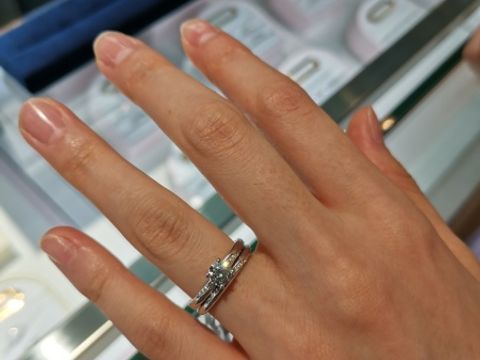 【BIJOUPIKO(ビジュピコ)の口コミ】 婚約指輪は一粒ダイヤから斜めにメレダイヤが埋め込まれています。まっす…