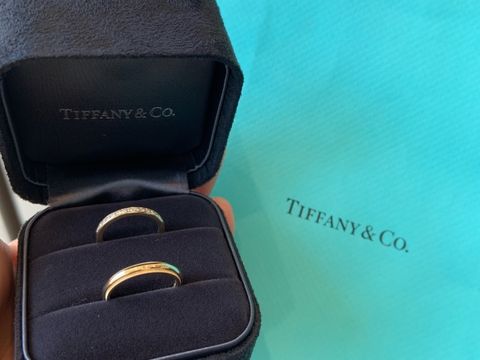 【ティファニー(Tiffany & Co.)の口コミ】 ペアの指輪ではないですが、短く太めな指に、リングの太すぎないデザイン…