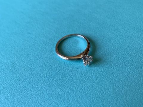 【ティファニー(Tiffany & Co.)の口コミ】 シンプルなデザインであること、また横から見ると憧れるエンゲージリング…