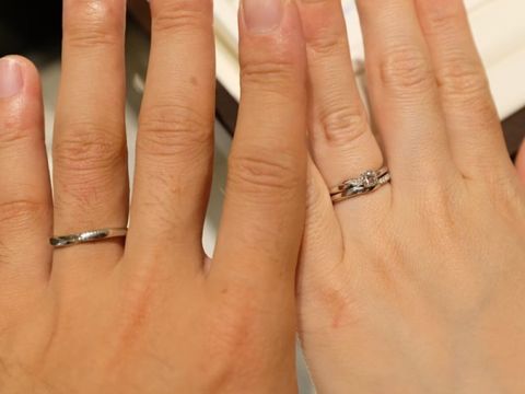 【俄(にわか)の口コミ】 指が太くて短いので、指輪をつけた時に指が長く綺麗に見てるデザインを探…