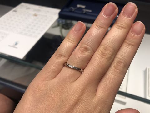 【銀座ダイヤモンドシライシの口コミ】 一番の決め手は、婚約指輪であるセントグレアと相性が良いことです。元々…