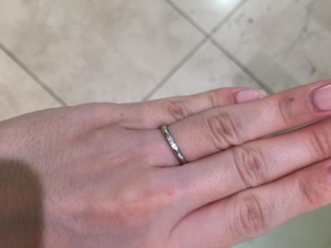 【4℃ BRIDAL(ヨンドシーブライダル)の口コミ】 デザインは王道なものから個性的なものまで様々ありました。
やや細身タイ…