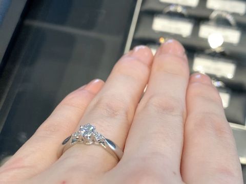 【エクセルコダイヤモンド(EXELCO DIAMOND)の口コミ】 センターダイヤの周りに、存在感のあるメレダイヤが並んでいる、よくある…