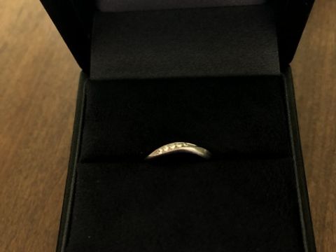 【ラザール ダイヤモンド(LAZARE DIAMOND)の口コミ】 もともとゴツくない、シンプルな指輪を探していました。ストレートタイプ…