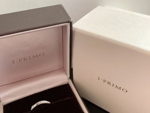 【アイプリモ(I-PRIMO)の口コミ】 女性の方の指輪の5石の綺麗なダイヤと冠婚葬祭の場面でも指輪を回して使え…
