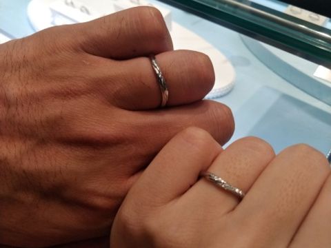 【GALA JEWELRY(ガラジュエリー)の口コミ】 動きのあるリングが好みで、ダイヤが入っており、ツイスト要素もあり、婚…