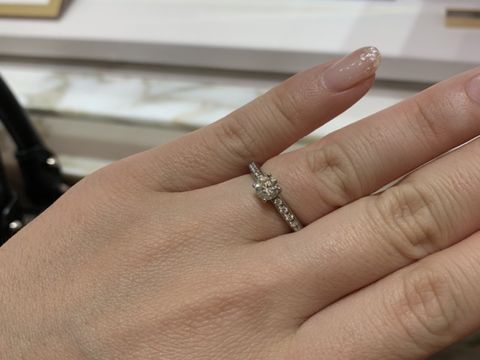 【ブルガリ(BVLGARI)の口コミ】 サイドにキラキラがあるもので探していました♥
グラフは、細身で指…