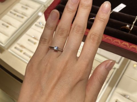 【カルティエ(Cartier)の口コミ】 カルティエでは定番の形かと思います！
リング自体が細いのでいかつく見え…