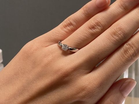 【ティファニー(Tiffany & Co.)の口コミ】 なんと言ってもデザインです。
1粒ダイヤの婚約指輪で探していましたが、…