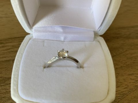 【宝寿堂(ほうじゅどう)の口コミ】 彼氏に黙って購入してもらいました。自分の誕生日にプロポーズしてくれま…