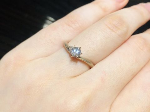 【ケイウノ ブライダル(K.UNO BRIDAL)の口コミ】 婚約指輪の平均より少し大きいサイズのダイヤがキラキラと目立っていまし…