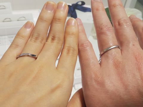 【4℃ BRIDAL(ヨンドシーブライダル)の口コミ】 男性用はシンプルで、女性用にはダイヤが入っているペアの結婚指輪です。…