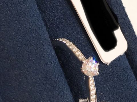 【4℃ BRIDAL(ヨンドシーブライダル)の口コミ】 ハーフエタニティのエンゲージリングです。華奢なデザインで可愛かったで…