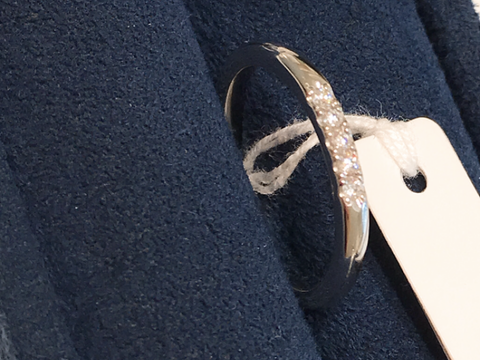 【4℃ BRIDAL(ヨンドシーブライダル)の口コミ】 ストレートでメレダイヤのデザインの指輪を探していたところこちらのデザ…