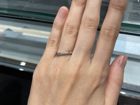 【アイプリモ(I-PRIMO)の口コミ】 程よくダイヤがついていて、主張が激しくないところ
ウェーブのあるデザイ…