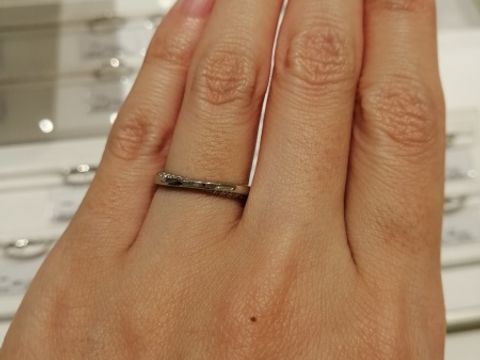 【festaria bijou SOPHIA(フェスタリア ビジュソフィア)の口コミ】 “メレダイヤが埋め込まれている指輪”
“指輪の正面にメ…