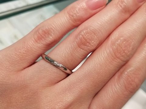 【ケイウノ ブライダル(K.UNO BRIDAL)の口コミ】 ストレートラインのリングですが、正面にメレダイヤが埋め込まれています…