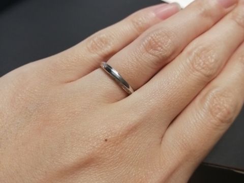 【4℃ BRIDAL(ヨンドシーブライダル)の口コミ】 正面から見るとシンプルなストレートラインのリングですが、上側と下側に…