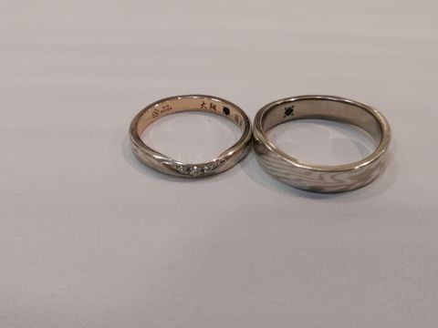 【杢目金屋(もくめがねや)の口コミ】 綺麗な杢目金の柄を見せるため、指輪の幅はどれも広めです。織り交ぜる金…